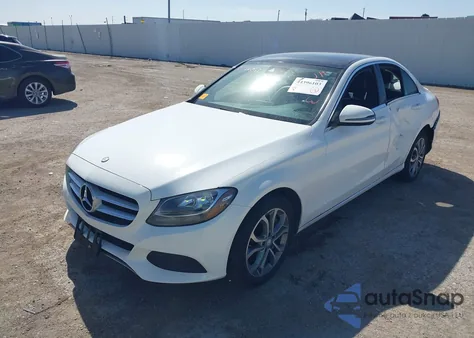 2016 Mercedes-Benz C 300 4Matic z USA, uszkodzony, nr VIN 55SWF4KB9GU146647